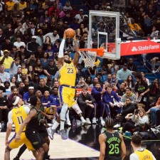 Legenden sterben nie: LeBron James' epische Reise mit drei Trikots